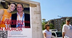 Bir köyde arabanın içinde bulundular!