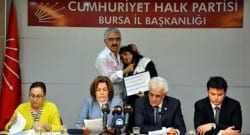 Basın toplantısında inanılmaz canlandırma!