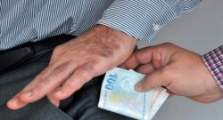 Aldığı rüşveti geri iade etti!