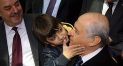 ‘Yüzünü elleriyle okşayıp, öpmek istedi’