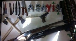 Adliyenin önündeki araç cephanelik çıktı!