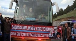 Başbakan o pankartı görünce durdu!