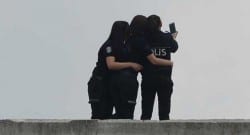 AKM’nin önünde polis selfiesi