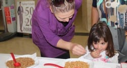 Böcekleri yadırgamadan yediler!