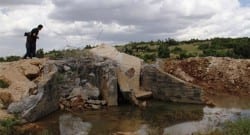 Teröristler köy yollarını kapattılar!