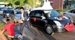 Düğün konvoyunda para isteyen çocuğu dövdü!