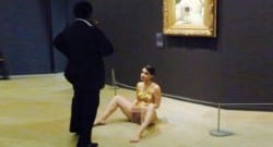 Müzede cinsel organını sergiledi!