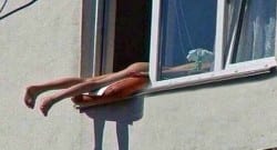 Pencerede çırılçıplak güneşlendi!