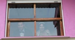 Polislerin gözü önünde intihar etti!