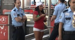 2 kadın Atatürk Havalimanını birbirine kattı!