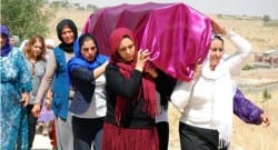 Cenazeyi kadınlar defnetti!