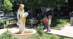 Heykelin beline şal, başına eşarp taktı!