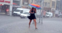 İstanbul’a yağmur bastırınca trafik ve sel kaçınılmaz oldu!