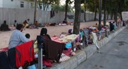 İstanbul’un ortasında kaldırımda yatıyorlar!