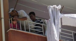 Korkuluklara sıkışan çocuğu esnaf kurtardı!