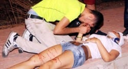 Sevgilisinin elini öpüp özür diledi