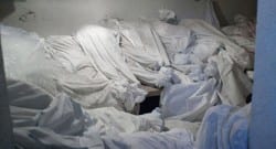 Kriz nedeniyle cesetleri hastanenin önüne koyuyorlar!