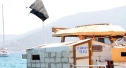 Ünlü koyu bu bayrak ayağa kaldırdı!