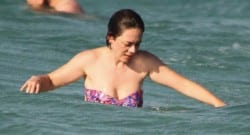 Demet Evgar halk plajında görüntülendi!