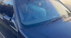 Otomobil içinde baş aşağı duran genç şaşkına çevirdi!