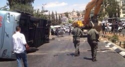 Filistinli eylemci kepçeyle otobüse saldırdı!