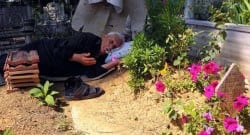 Ölen eşinin mezarı başından ayrılmıyor!