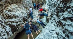 Zinav Kanyonu içikdeki akarsu üzerinde zorlu yürüyüş!
