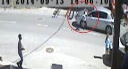 Yolun karşısına geçmek isteyen çocuğa otomobilin çarpması güvenlik kamerasına yansıdı!