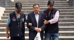 2 oğlunu pompalı tüfekle vurup öldürdü!