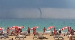 Güneşlenirken hayrete düşüren görüntü!