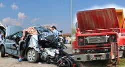 Kırmızı ışıkta bekleyen otomobile kamyon çarptı! 3 ölü 3 yaralı