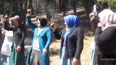 Köy şenliğinde kadınlardan silah şov!