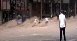 Sele kapılan kadını etraftakiler kurtardı!