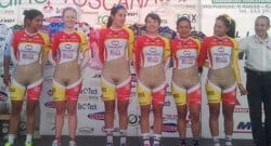 Tartışma yaratan belden aşağı çıplakmış gibi gösteren forma!