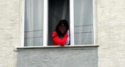 Babası tarafından dövülüp eve kilitlenen kızı polis ekibi kurtardı!