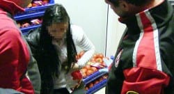 Kocası bıçaklayınca kanlar içinde markete sığındı!