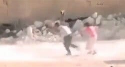 Kız kardeşini savaşın ortasından kurtarmayı başardı!