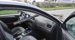 Demir boru otomobil camına ok gibi saplandı!