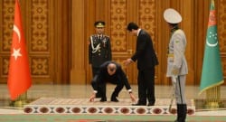 Cumhurbaşkanı bayrağı yerde bırakmadı!