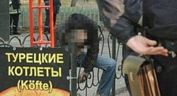 Boynunu demirlere sıkıştırarak intihar etti!