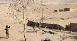 IŞİD militanları öldürülen sivilleri elektrik direklerine astı!