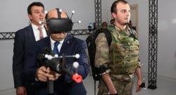 Milli Savunma Bakanı Işık, sanal gerçeklik denemesi yaptı!