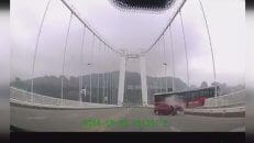 Yolcu otobüsü yoldan çıkarak köprüden düştü!