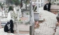 Mezarlıkta ağlayan kız aynı yerinde görüntülendi
