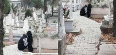 Mezarlıkta ağlayan kız aynı yerinde görüntülendi
