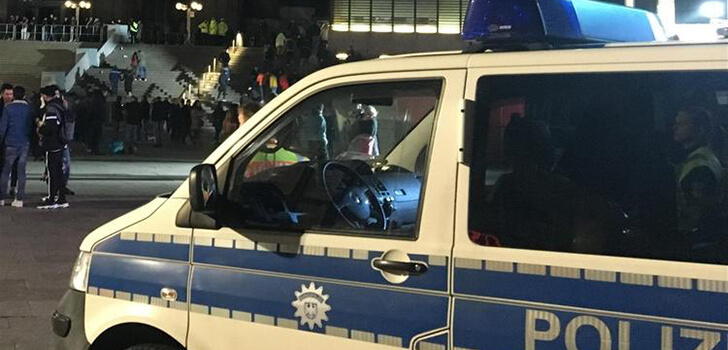 Almanya’da saldırgan kaldırımda yürüyenlerin üzerine araç sürdü!