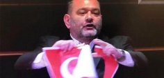 Türk Bayrağı’nı yırtan Yunan vekile Yunanistan Dışişleri Bakanlığı’ndan tepki!